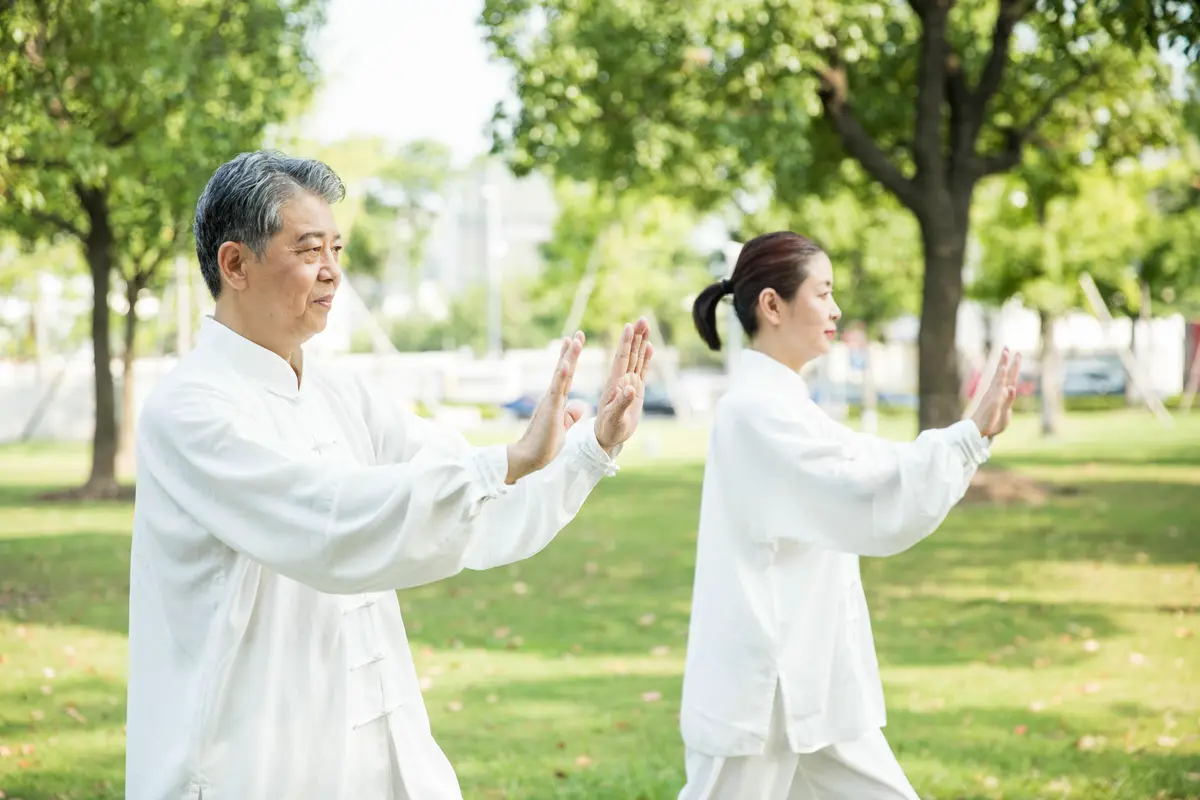 老年人参与篮球运动时如何安全提升爆发力？